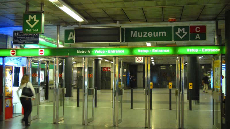 Voda se dostala do metra, přes Muzeum soupravy pouze projíždějí