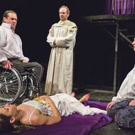 Nad domněle mrtvou Julií (Veronika Kubařová) se sešli otec Kapulet (Jan Potměšil), páter Lorenzo (Adrian Jastraban) a ženich Paris (Aleš Petráš). William Shakespeare: Romeo a Julie, režie: Jakub Špalek. Premiéra 1. 8. 2012, Kašpar Divadlo v Celetné Praha