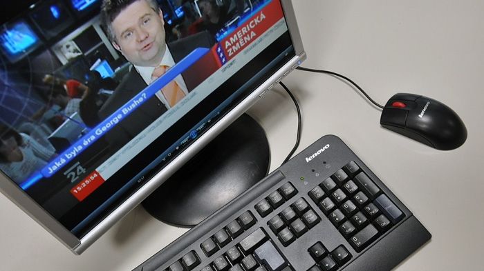 Zprávy České televize lze sledovat na počítači i prostřednictvím internetu.