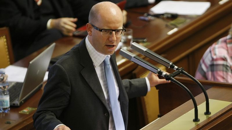 Bohuslav Sobotka u řečniště ve Sněmovně. 