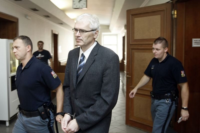 Eskorta přivádí 4. září 2012 Pavla Drážďanského, který je obviněn v kauze bývalého hejtmana Ratha.