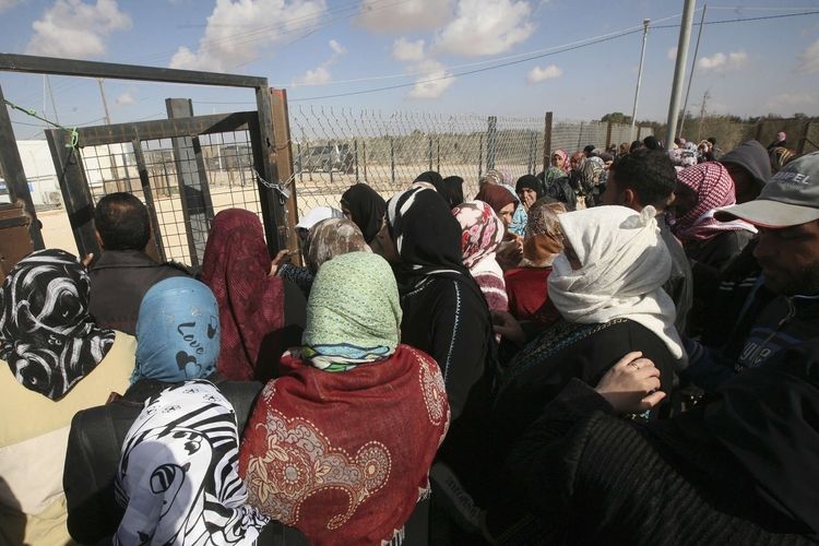 Syrští uprchlíci čekají před v jordánským táborem Satri. 