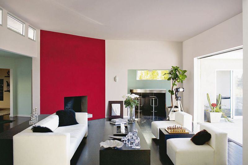 Červená stěna v obývacím pokoji jednoznačně přitáhne náš pohled. Jde o menší plochu, která barevnou kompozici místnosti nijak neruší.