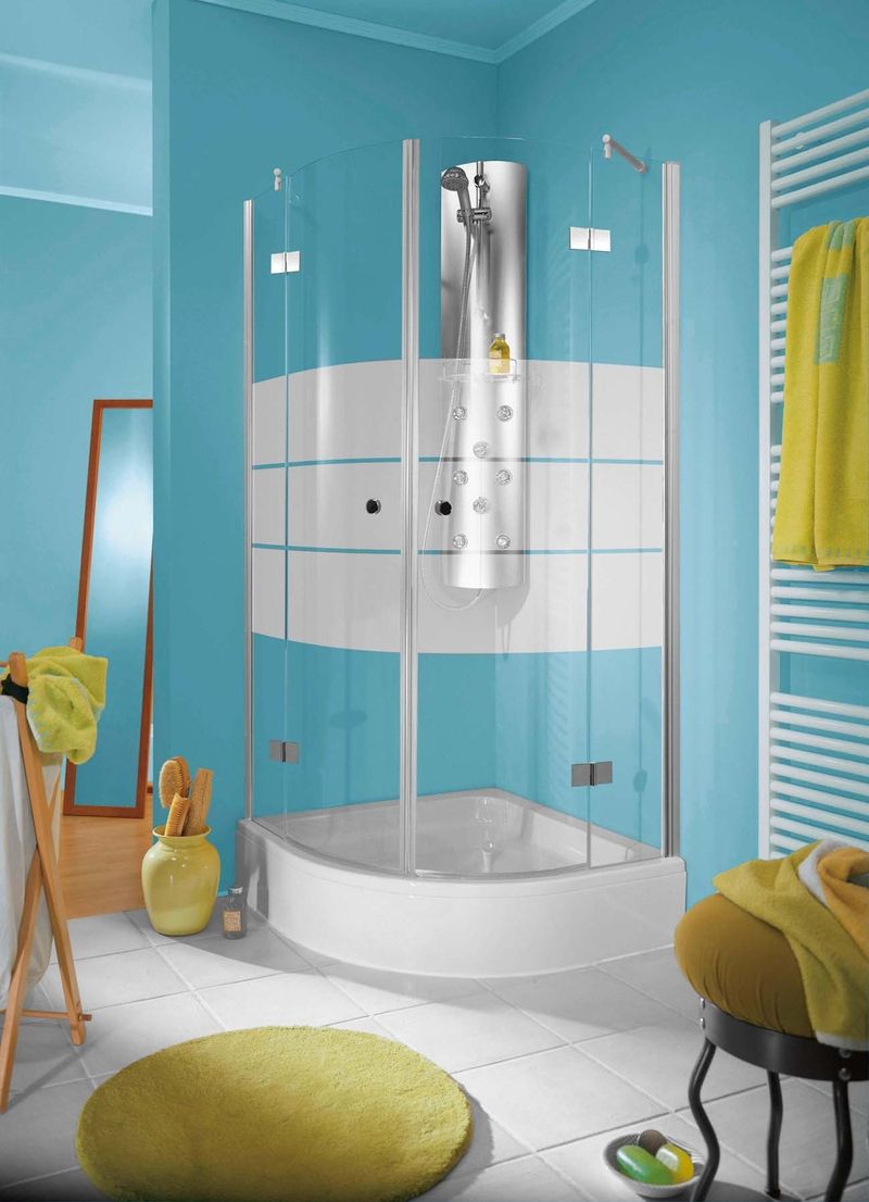 Milovníci sprchovánísi vybaví kout masážnímitryskami. Sprcha má dveře s celomosaznýmipanty, sklo bezpečnostní kalené. 