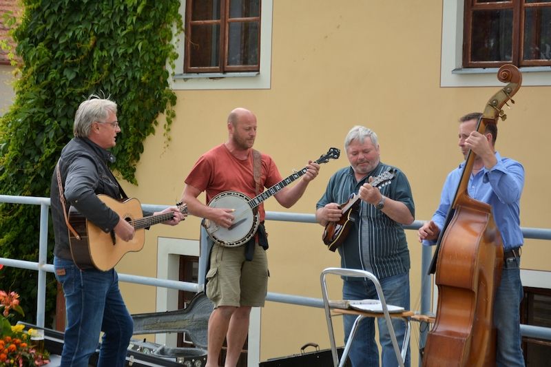 Muzikanti v ulicích Týna nad Vltavou
