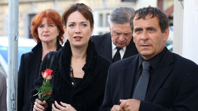 Pohřeb režiséra Jiří Krejčíka v kostele Sv. Vojtěcha na Praze 1. Na pohřeb přišla také Tereza Kostková s rodiči.