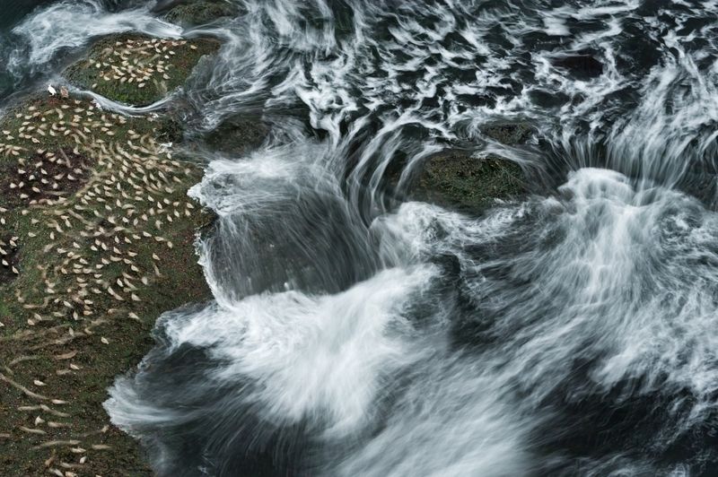 Mořské vlny se tříští o západní poloostrov Snaefellsnes.