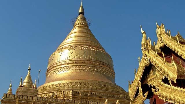 Na vrcholu Zlaté pagody je diamantové poupě, které tvoří tisíce a tisíce diamantů.
