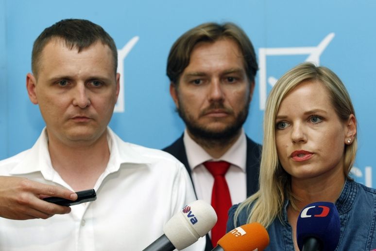 Vít Bárta, Michal Babák a Kateřina Klasnová na tiskové konferenci po jednání klubu VV s premiérem Jiřím Rusnokem. 