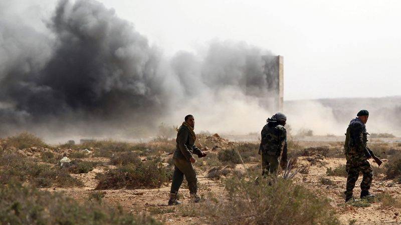 Libyjští vzbouřenci pod palbou nu silnice mezi městy Rás Lanúf a Bin Džavád