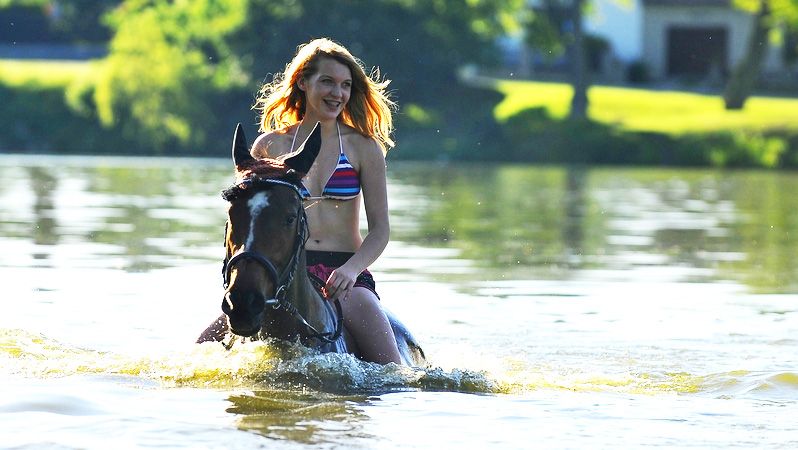 Členky jezdeckého klubu v Třešti na Jihlavsku využily tropické teploty k plavení koní.