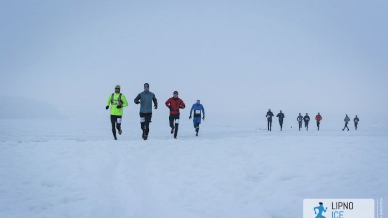 Závodníci na ledové ploše Lipna, začíná padat pověstná 