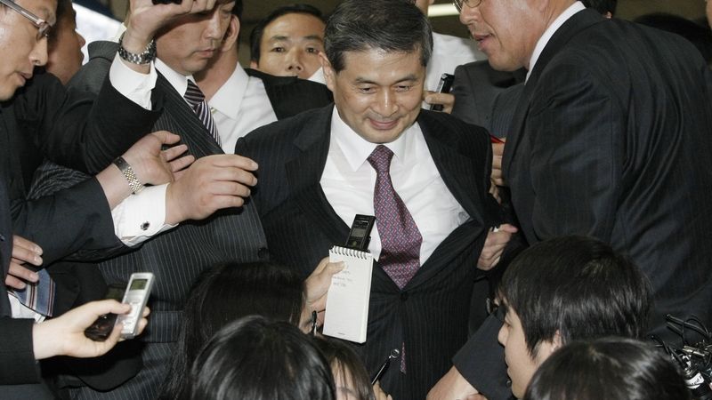 Odsouzený Hwang U-sok opouští soud bez komentáře.