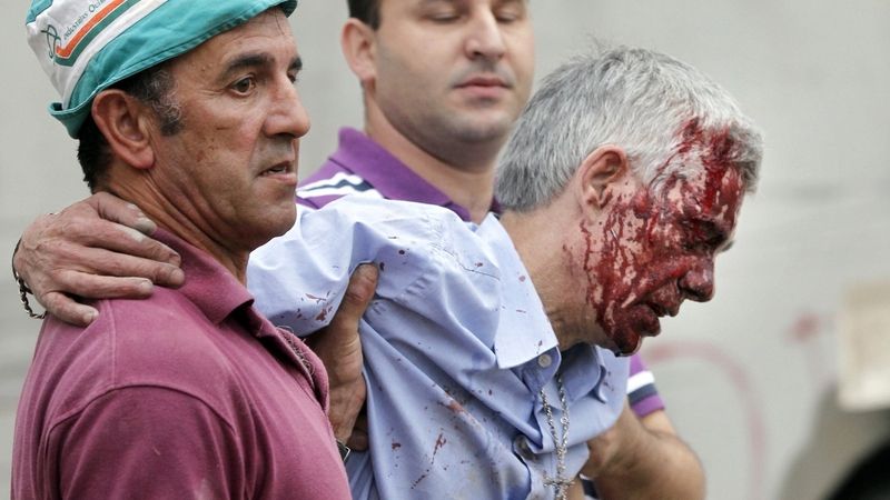 Zraněnému strojvedoucímu Franciskovi Josému Garzónovi pomáhají z místa nehody. Foto z 24. července 2013