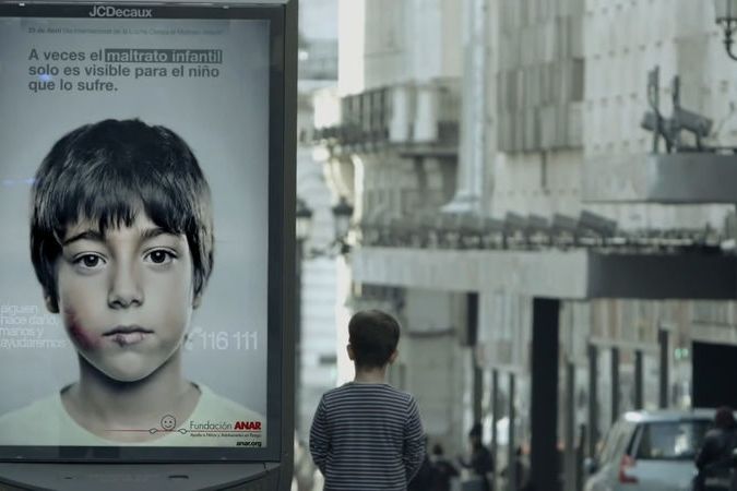 Plakát španělské charitativní společnosti Anar obsahuje zprávu určenou jen pro děti