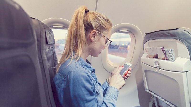 Aby se pasažér dostal se svým telefonem až do letadla, může ho čekat speciální kontrola. Ilustrační foto.