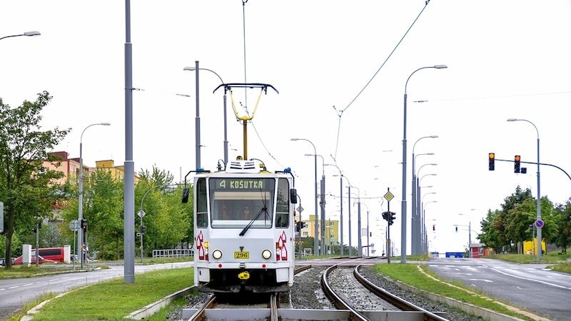 Tramvajová trať linky č. 4 ve směru na Košutku patří mezi nejvyužívanější.