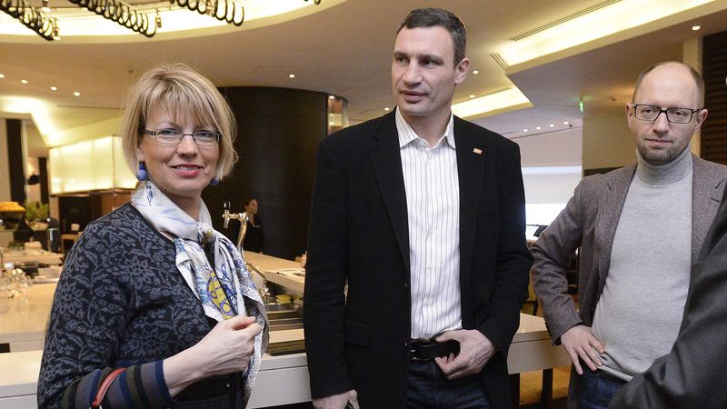 Náměstkyně šéfky zahraniční služby EU Helga Schmidová s ukrajinskými opozičními vůdci Vitalijem Kličkem (uprostřed) a Arsenijem Jaceňukem.