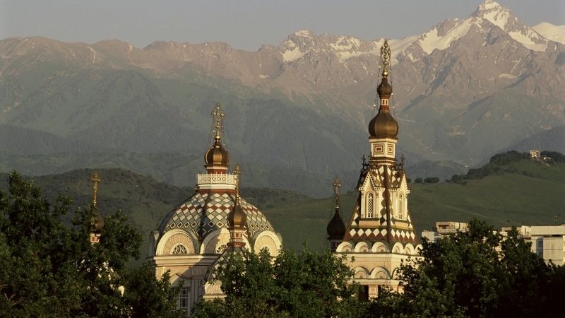 Katedrála Zenkov s horami Tien Shan na pozadí, Almaty, Kazachstán