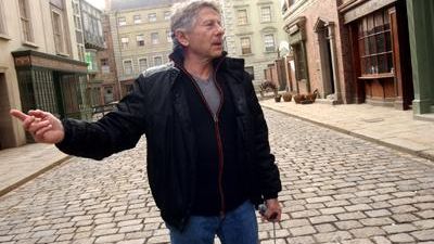 Roman Polanski se prochází Barrandovskými kulisami z filmu Oliver Twist.