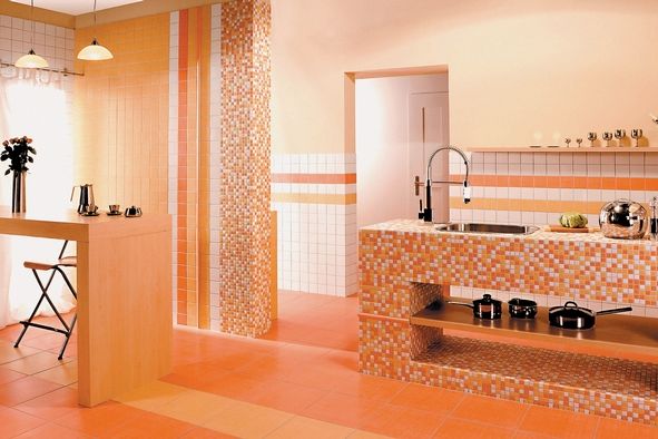 Série Samba přináší do interiéru rytmus a pohodu, za kuchyňskou linkou vynikne drobná mozaika, na další plochy formát 10x10 cm v jedné či dvou barvách v kombinaci s bílou. Podlahu dotvoří dlaždice, Rako.
