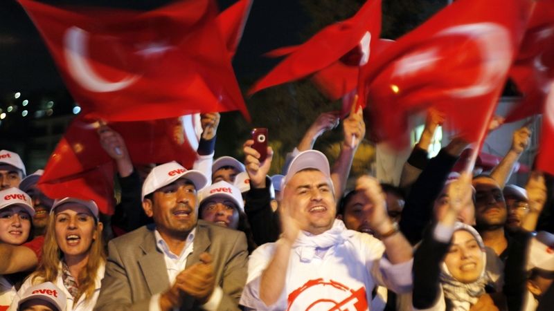 Turci vítají výsledky referenda o změnách ústavy.