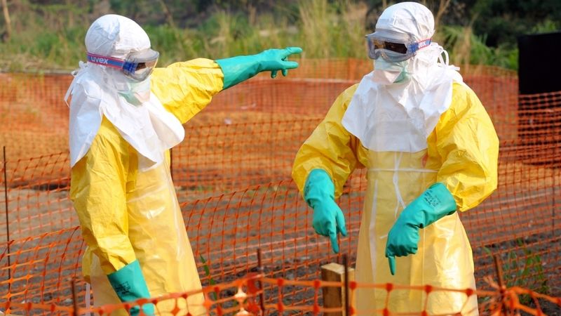 Lékaři v ochranných oblecích v Guinejském městě Guéckédou, kde ebola zabila několik desítek lidí.