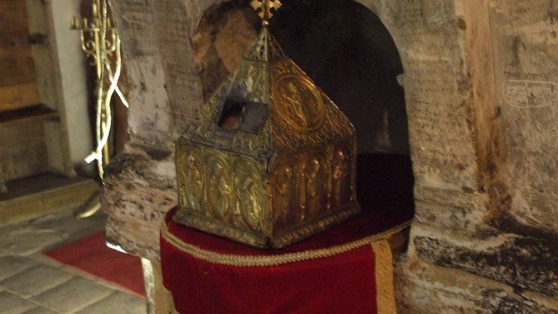 Lebka sv. Jána, jenž uzdravoval slepé, je ukrytá pod zlatou korunou. Děkovné nápisy na stěně okolo jsou 200-300 let staré.