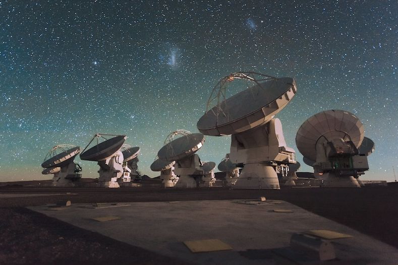 Atacama Large Millimeter/submillimeter Array (ALMA) v noci - pod Magellanovými mračny