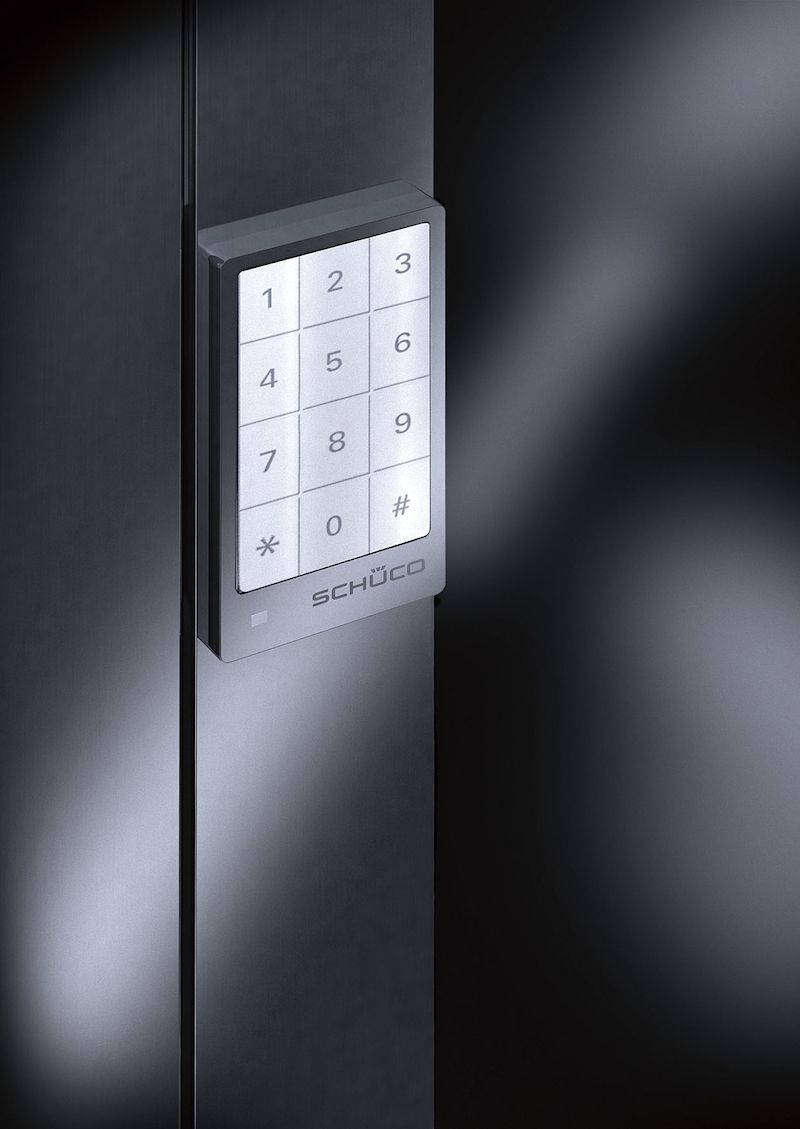 Díky klávesnici otevřeme vstupní dveře prostým zadáním PIN kódu. Klávesnici lze jednoduše ovládat i ve tmě díky LED osvětlení.