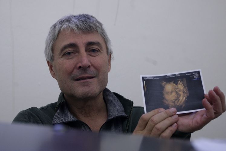 Bohumír Ďuričko ve vazební věznici ukazuje ultrazvukový snímek své dcery.