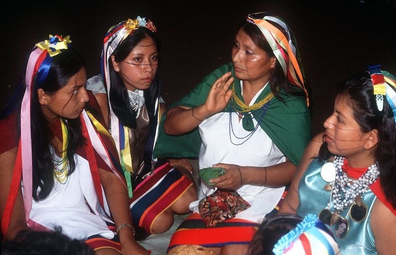 Pro kmen jsou charakteristické výrazné barevné kostýmy.