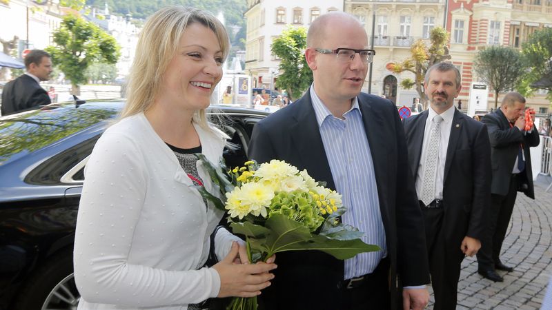 Předsedu vlády Bohuslava Sobotku do Karlových Varů doprovodila manželka.