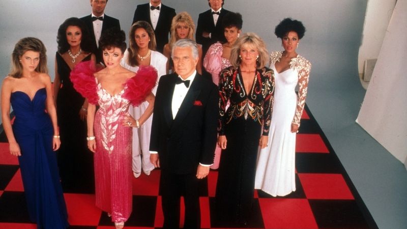 Známý americký seriál Dynastie z roku 1981.