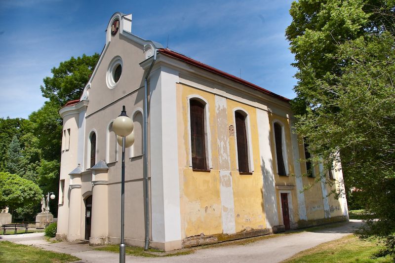 Synagoga v Novém Bydžově. V letošním roce bude dokončena oprava fasády.