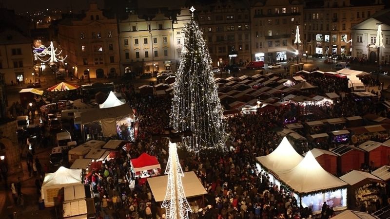 Plzeňské náměstí pro letošní rok zdobí dvacetimetrový smrk ztepilý dovežený z Valchy u Plzně