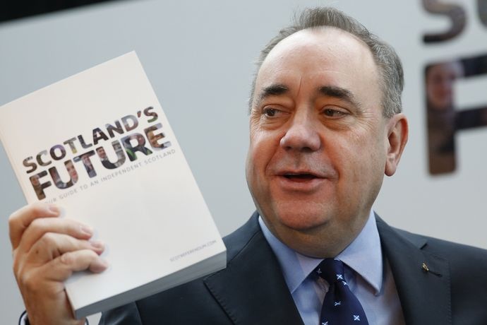 Skotský první ministr Alex Salmond s vládní zprávou o budoucnosti země po osamostatnění.