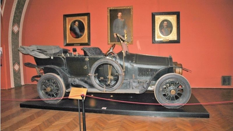 Arcivévodův automobil, v zadní části patrný otvor po kulce, která zasáhla hraběnku Chotkovou