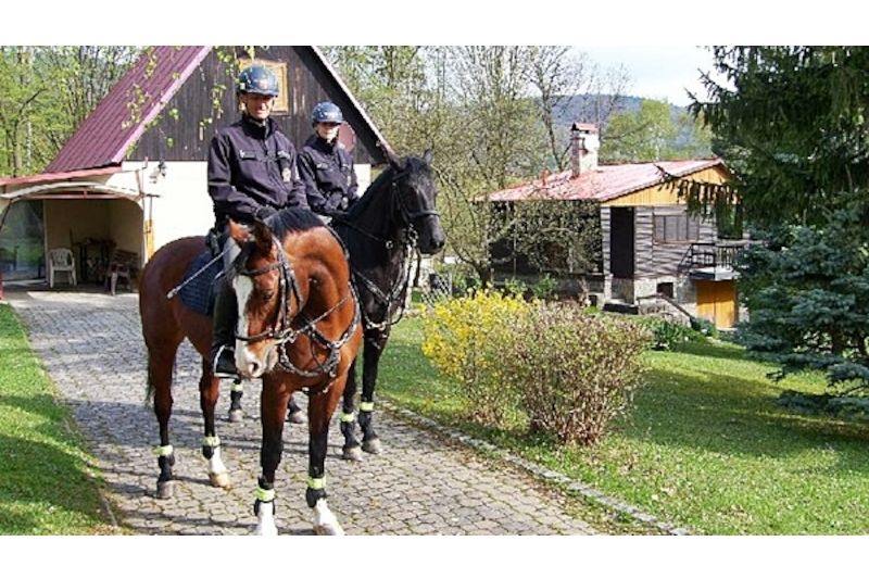 Chaty kontrolovali policisté na koních i psovodi.