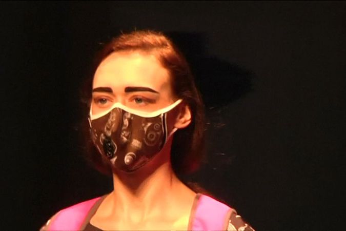 BEZ KOMENTÁŘE: Módním trendům podléhají už i respirační roušky na obličej