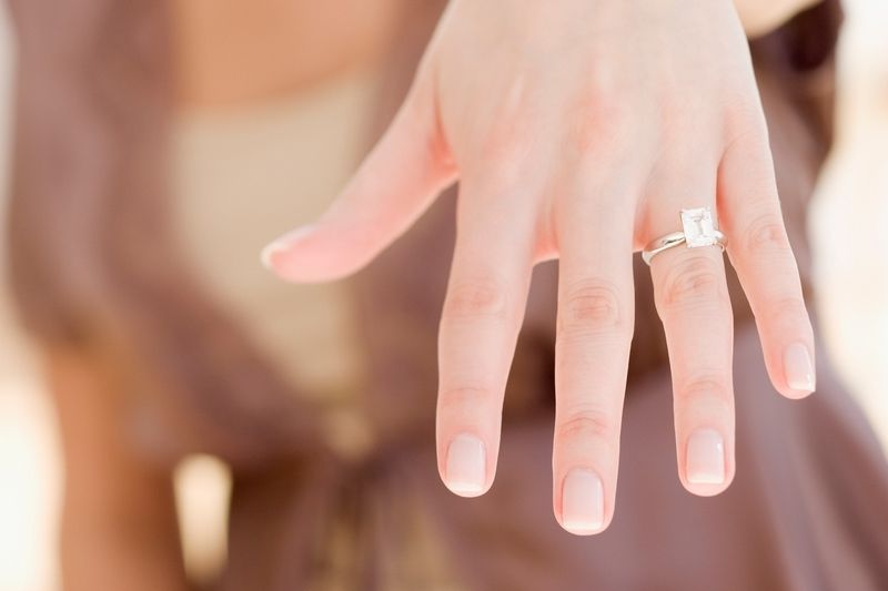 Ženy se chtějí pochlubit zásnubním prstenem, nejdříve ale podstupují proceduru na vyhlazení rukou.