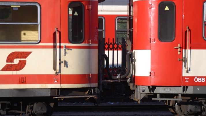 V Rakousku zemřela mladá Češka. Surfovala na vlaku