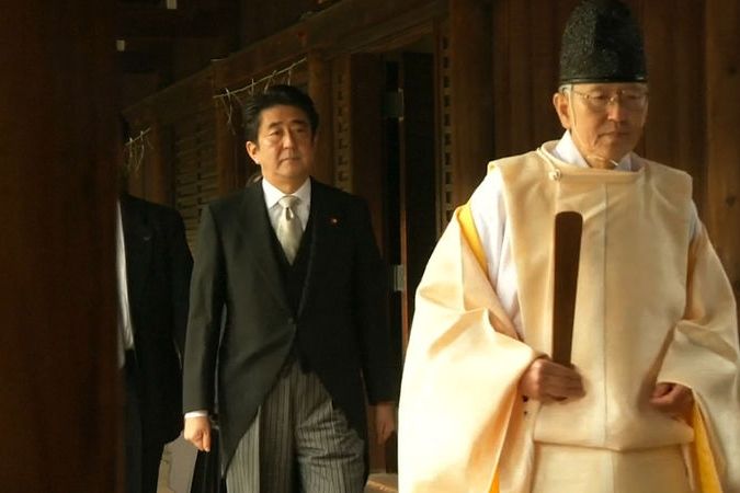 BEZ KOMENTÁŘE: Japonský premiér v kontroverzní svatyni Jasukuni 
