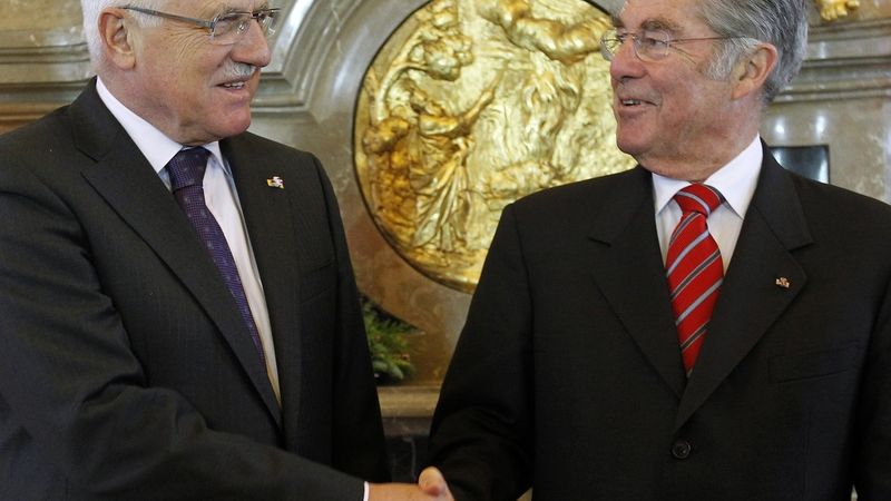 Rakouský prezident Heinz Fischer vítá v klášteře Geras českého prezindeta Václava Klause. 
