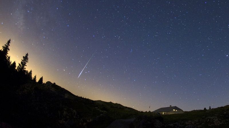 Meteor z roje perseidů na obloze nad Mont-Tendre ve Švýcarsku