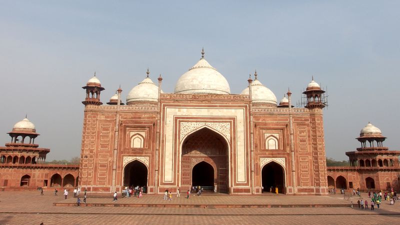 Na západní straně Taj Mahalu stojí červená mešita