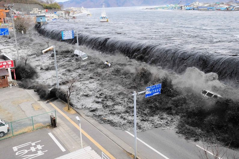 Obří vlnu tsunami neměly hráze šanci zastavit.