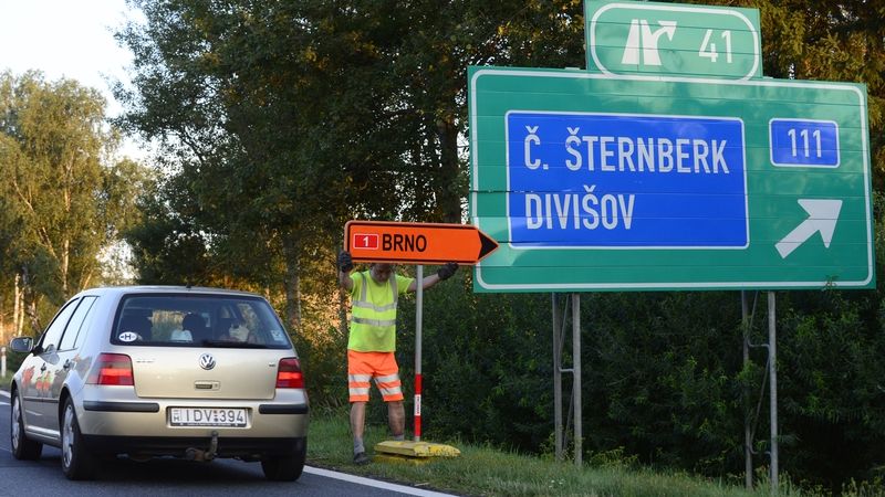 Nejfrekventovanější tuzemská dálnice D1 byla Psáři a Šternovem na Benešovsku v obou směrech na 14 hodin zcela uzavřena. 