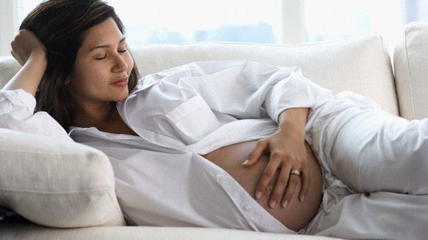 Ženy stále častěji volí porod císařským řezem.
