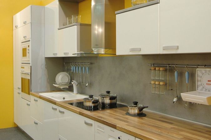 Nemůžete nové kuchyni dopřát více místa? Potom se zaměřte na maximálně účelné využití úložného prostoru.